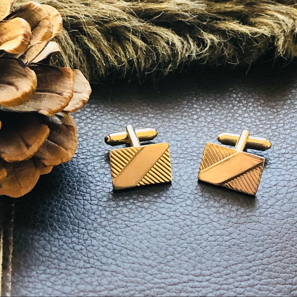 Vintage men’s gold plated rectangular tilted style cuff links